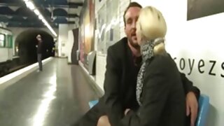 Samozadovoljna MILF jebe svoju prekrasnu macu svojom omiljenom seks igračkom