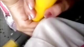 Seksi azijska djevojka pokušava smiriti dva uzbuđena kurca