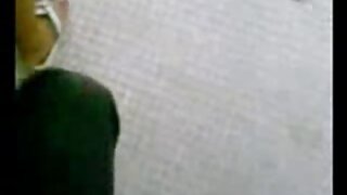 Slatku i napaljenu plavušu jedu svoju macu i jebaju je u misionarskom stilu