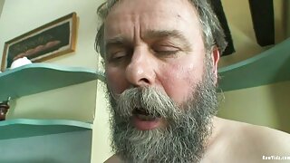 Primamljiva cura daje glavu svom ljubavniku i pojede joj macu
