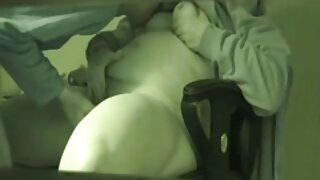 Ukusna beba Ferrera lako može zadovoljiti dva jaka bela i crna kurac